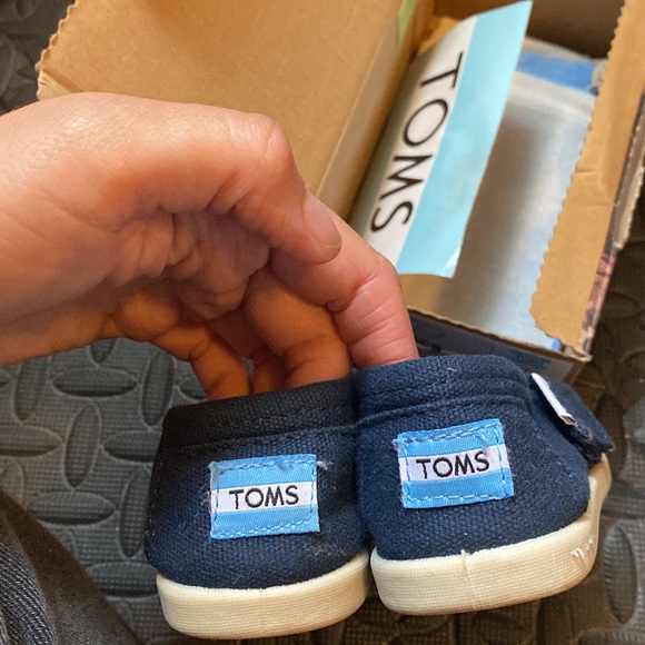 TOMS - Picture 2 of 2